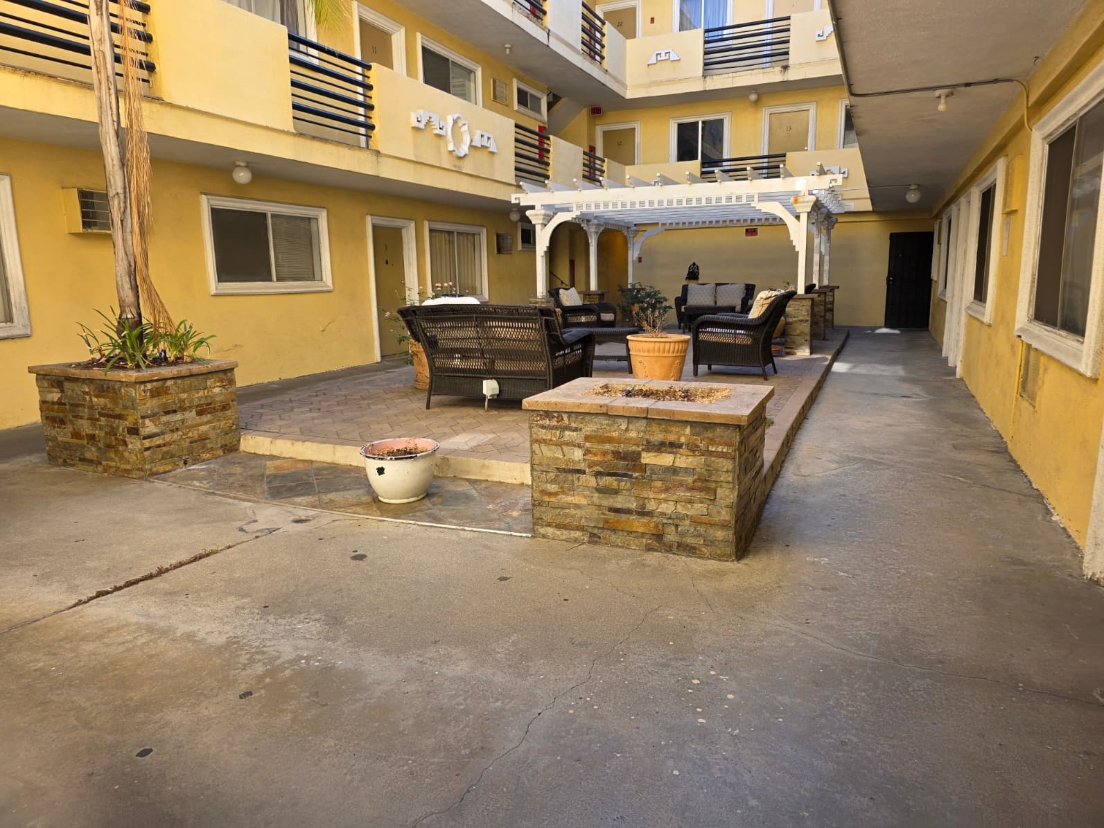 1825 Tamarind Ave., unit interior