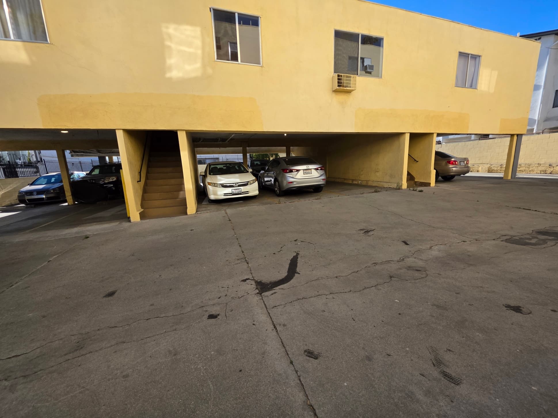 1825 Tamarind Ave., courtyard